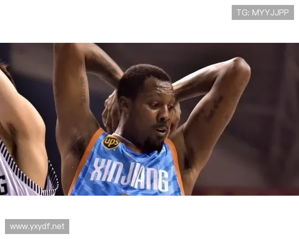 管晨辰今天居然穿得像要去派对，还真没想到篮球手能这么随性！