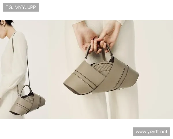 李冰洁又在机场被拍，手上那几个奢侈品简直能开个专卖店吧？